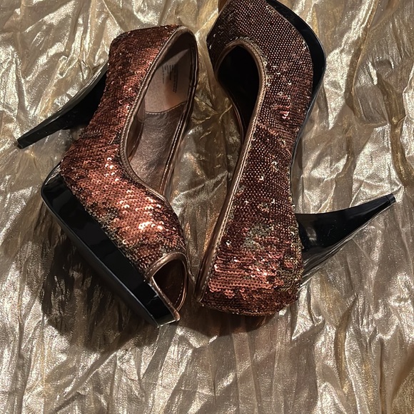 Bronze/gold sequined dress shoes brand new no tags - Picture 2 of 10